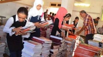 الجيزة تسلم الكتب لطلابها في أول أيام انتظام الدراسة بجميع المراحل - التقرير