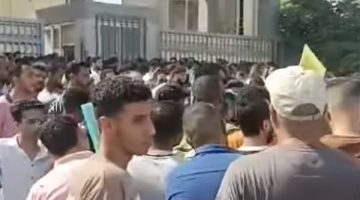 بحثًا عن وظيفة.. زحام أمام إحدى شركات الصلب في السويس - التقرير