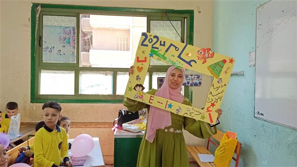 انطلاق عام دراسي جديد في أجواء من الفرح والبهجة.. محافظ القاهرة يشهد طابور الصباح بمدرسة السيدة خديجة.. والتوك توك وسيلة نقل الطلاب لمدارس الإسكندرية (فيديو وصور) – التقرير