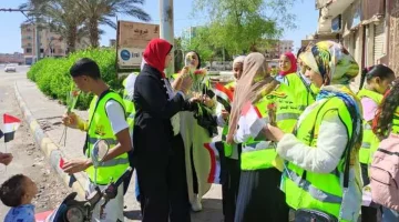 «المصريين» يوزع الورود والأعلام على المواطنين في البحر الأحمر احتفالا بنصر أكتوبر - التقرير