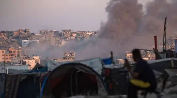 جيش الاحتلال الإسرائيلي يدمر مربعا سكنيا في محيط مستشفى كمال عدوان بغزة - التقرير