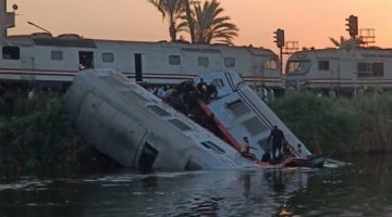 محافظ المنيا يصل لمكان حادث تصادم قطارين - التقرير