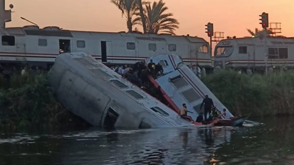 محافظ المنيا يصل لمكان حادث تصادم قطارين  – التقرير