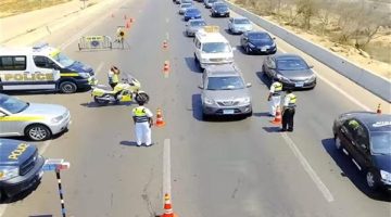 لضبط المخالفين والحد من الزحام.. حملات مرورية على الطرق الرئيسية - التقرير