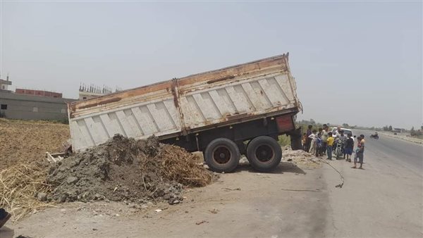 انقلاب سيارة مقطورة محملة بكربونات الصوديوم في المنيا – التقرير