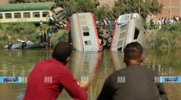 حادث قطار المنيا.. عينان تُراقبان وقلوب حزينة (حكاية صورة) - التقرير