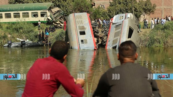 حادث قطار المنيا.. عينان تُراقبان وقلوب حزينة (حكاية صورة) – التقرير