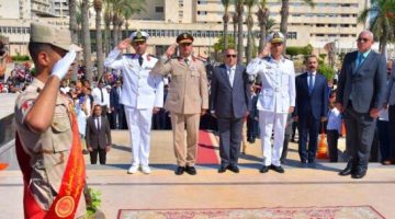 محافظ بورسعيد و مدير الأمن يضعان إكليلٱ من الزهور على النصب التذكاري بميدان الشهداء - التقرير