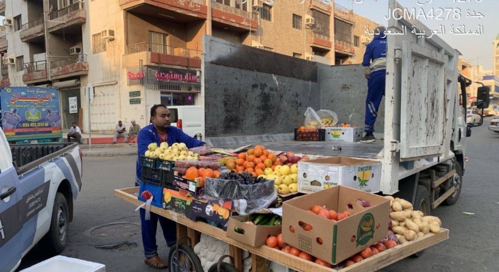 ضبط 3.5 أطنان من الخضروات والفواكه ضمن حملة بنطاق بلدية العزيزية بجدة – التقرير