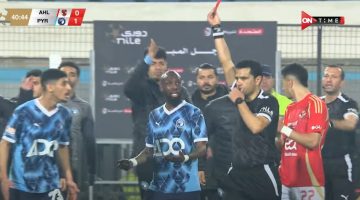 طرد احمد توفيق في مباراة الاهلي وبيراميدز بالدوري المصري - التقرير