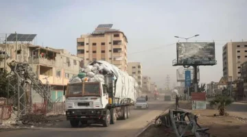 استمرار دخول عشرات شاحنات المساعدات من معبر رفح إلى غزة لليوم الثاني - التقرير