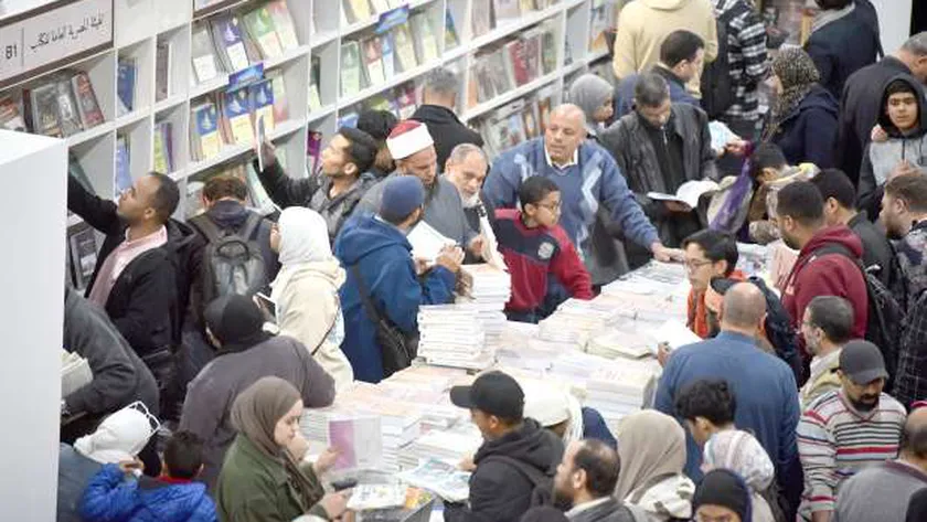 معرض القاهرة الدولي للكتاب.. 400 ألف زائر في الافتتاح
                                     – التقرير