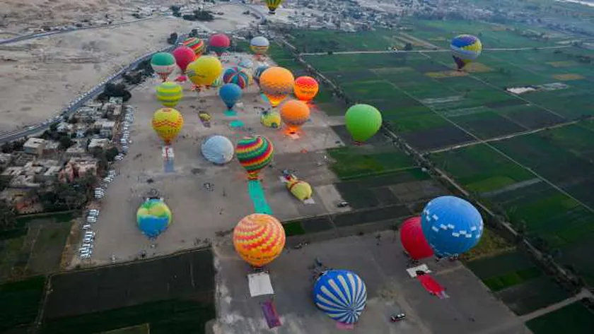 71 رحلة بالون تقل آلاف السياح.. الأقصر تحتفل بعيد الطيران المدني الـ95
                                     – التقرير